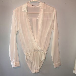 NWOT- white bodysuit by superdown
